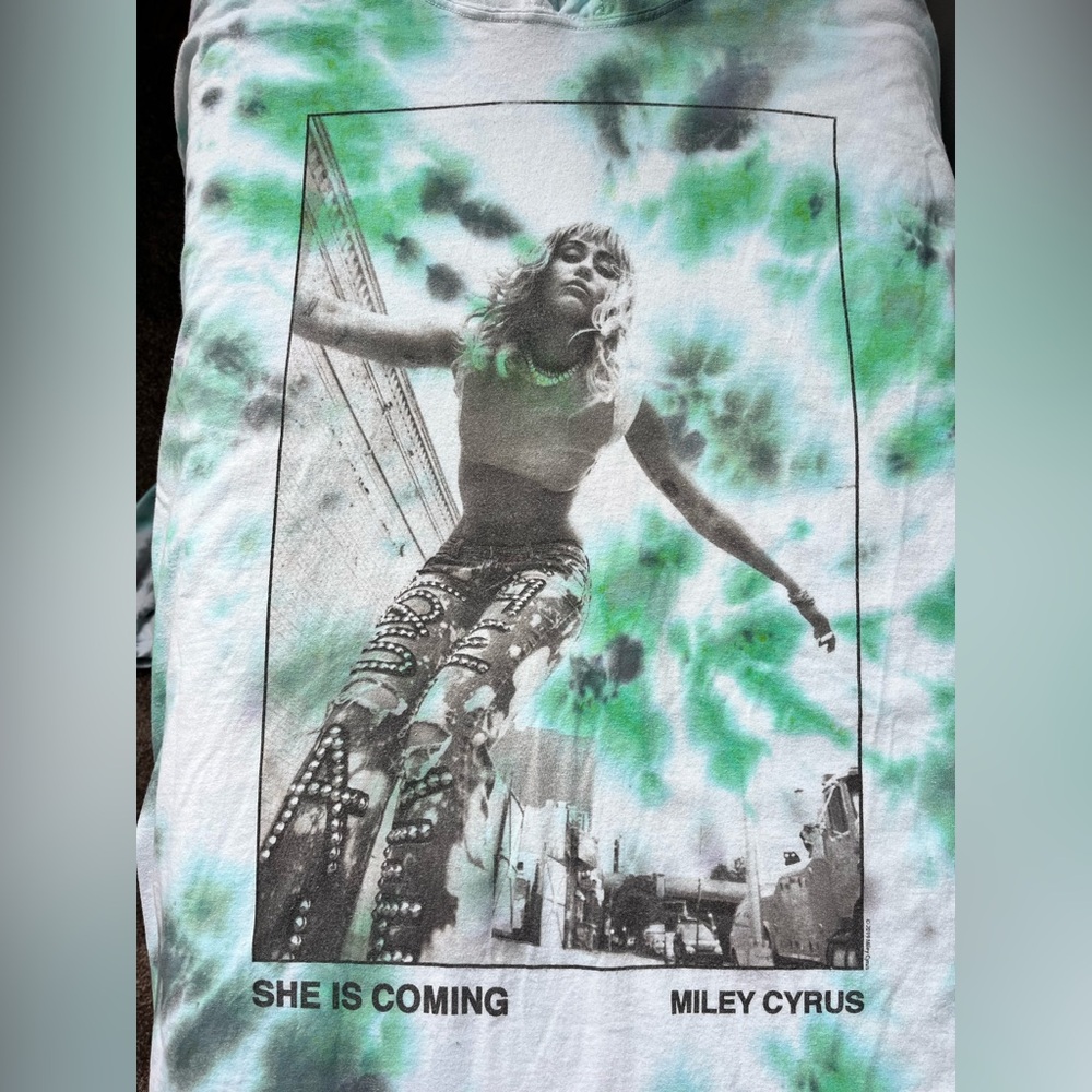 Miley Cyrus Hooded T-Shirt - Picture 3 of 5